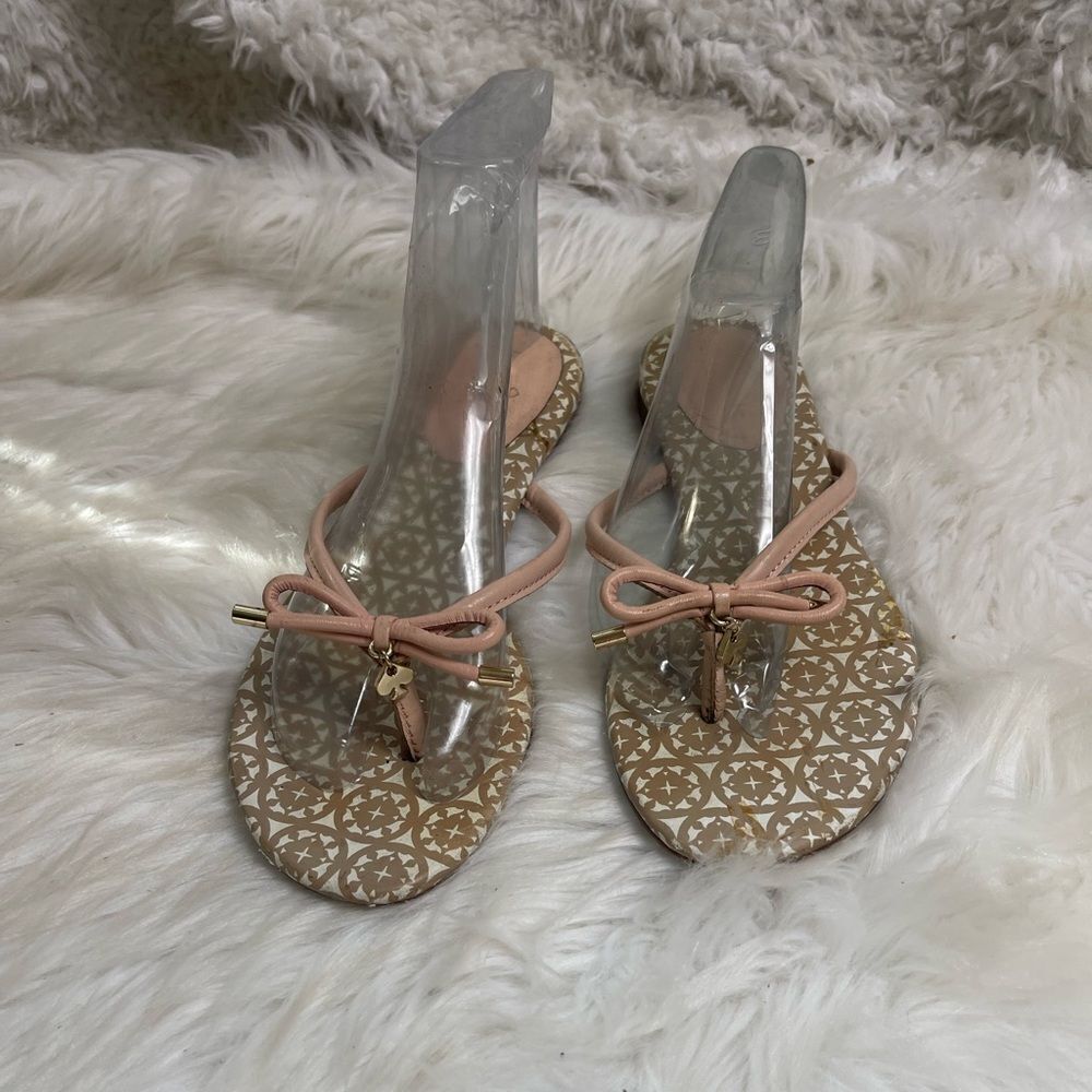 Kate Spade New York leather light pink thong Sandals with gold tone accents SZ8M